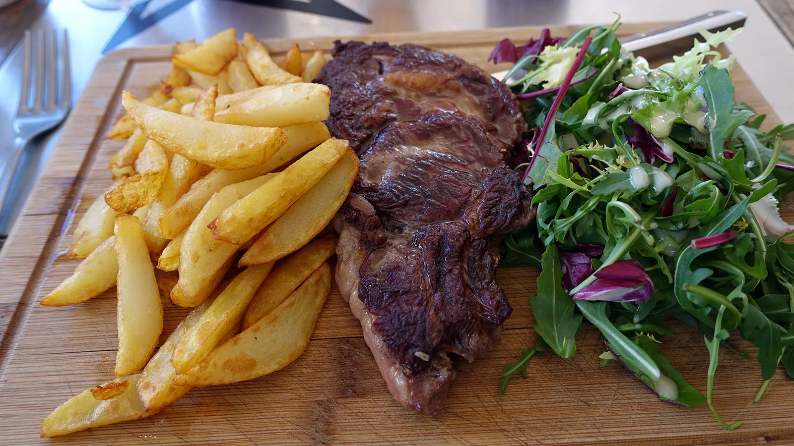 Entrecote Frites ein klassisches Gericht in Paris