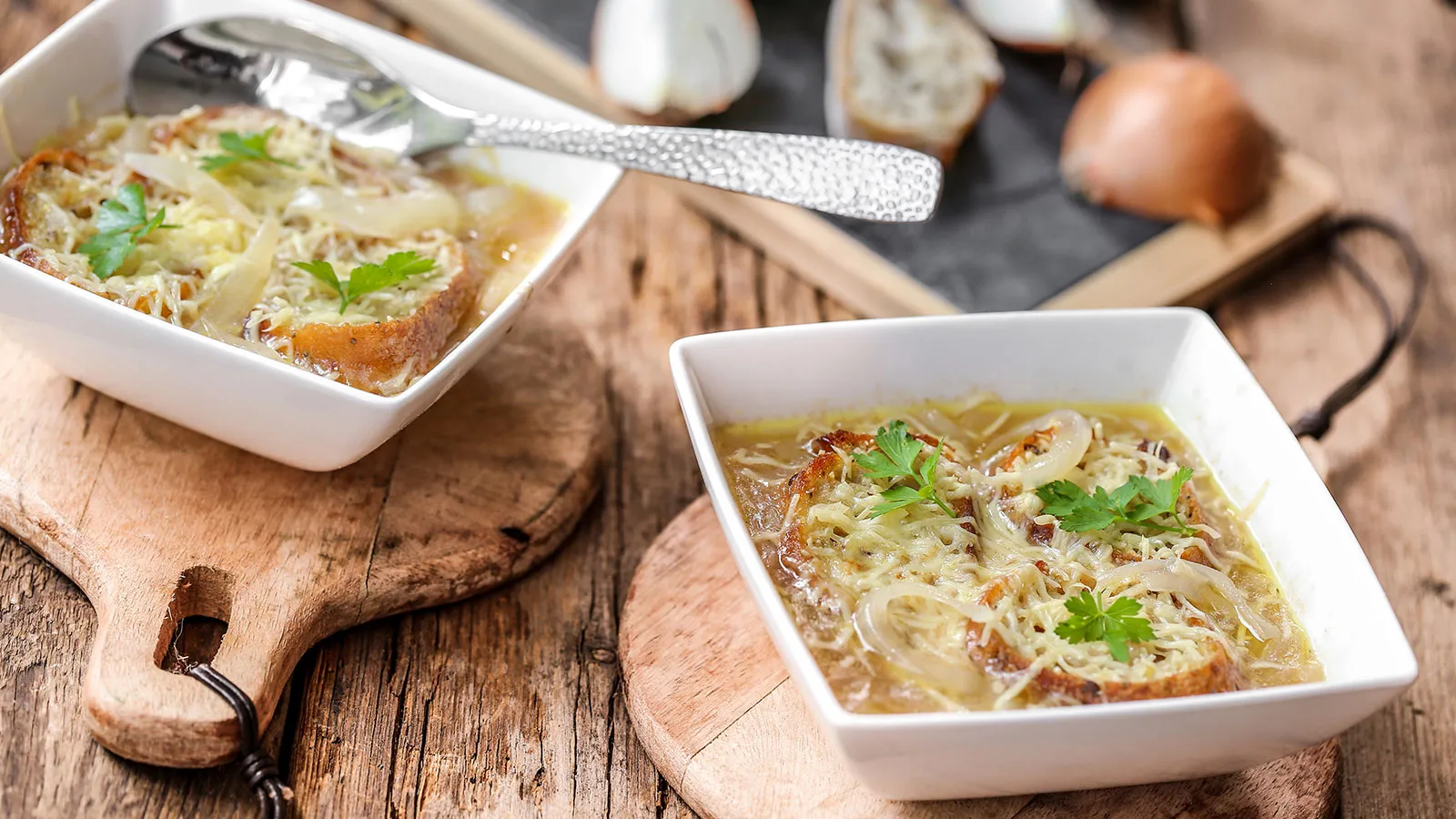 Französische Zwiebelsuppe während einer Paris Städtereise
