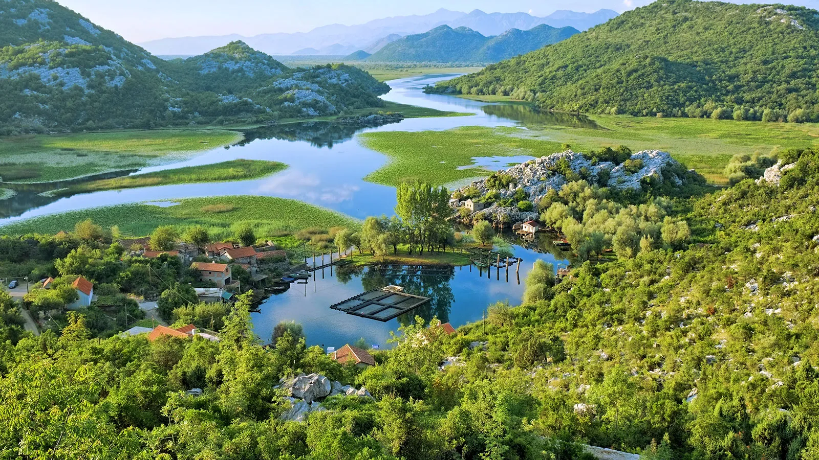 Natur Reisen nach Montenegro mit Blick auf Seenlandschaft
