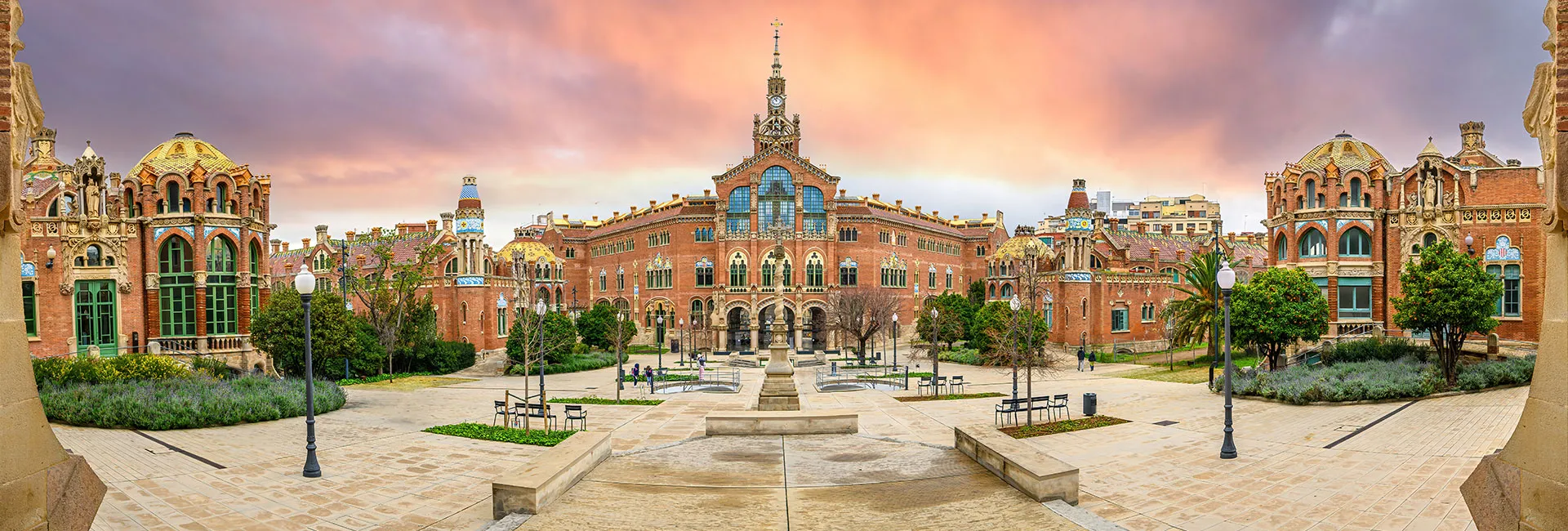 Blick auf den Hospital de la Santa Creu i Sant Pau complex während einer Barcelona Reise