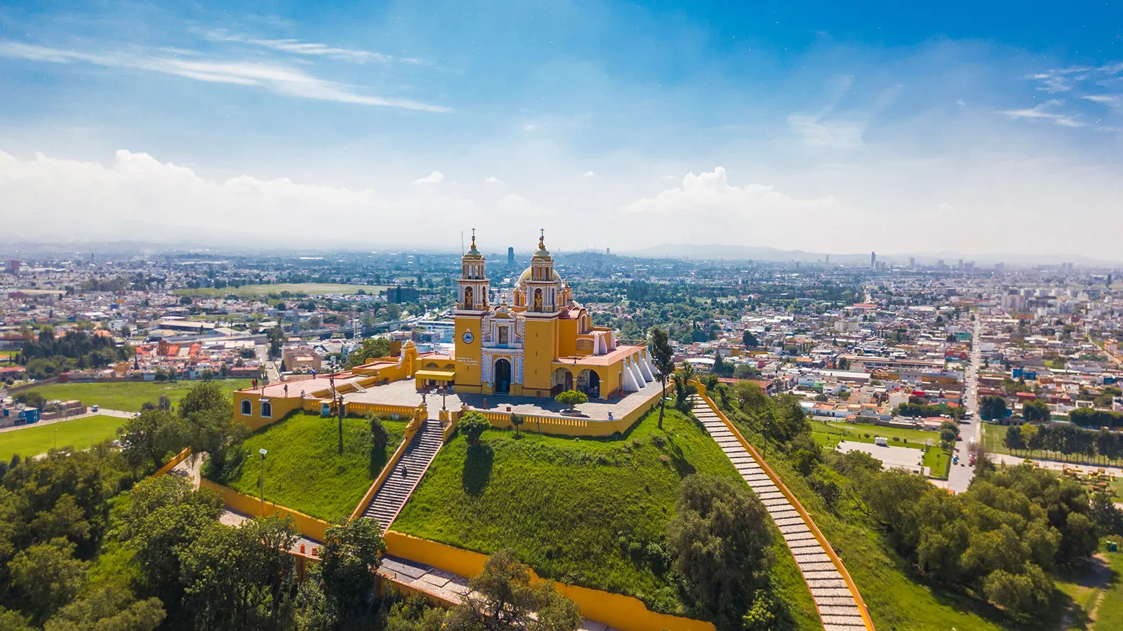 Luftansicht von Puebla mit Blick auf die gelbe Kirche