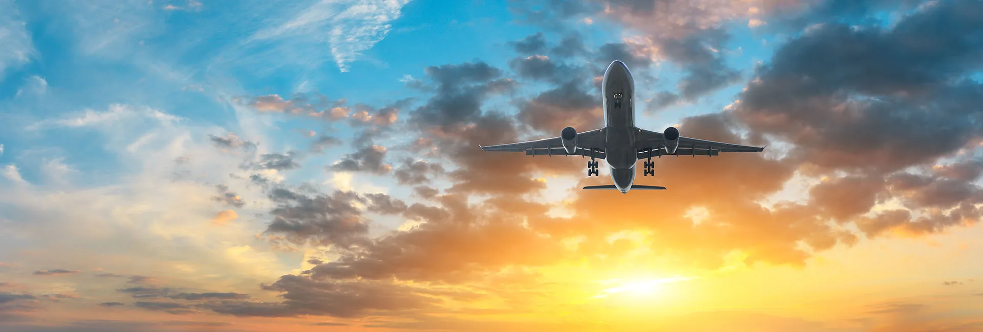 Flugzeug mit Sonnenuntergang