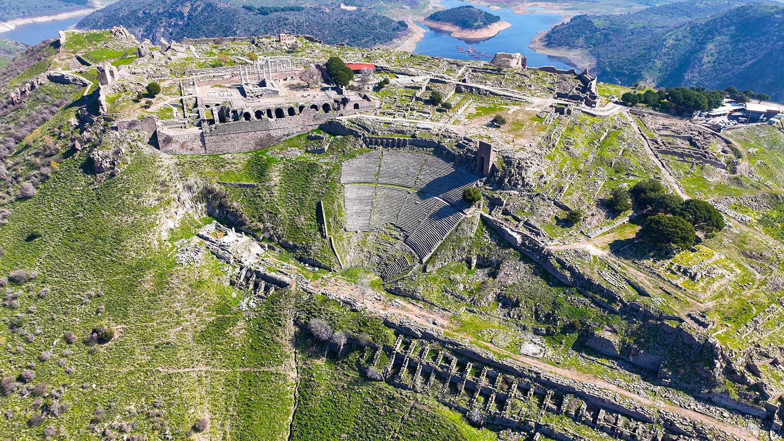 luftaufnahme von bergama in der tuerkei