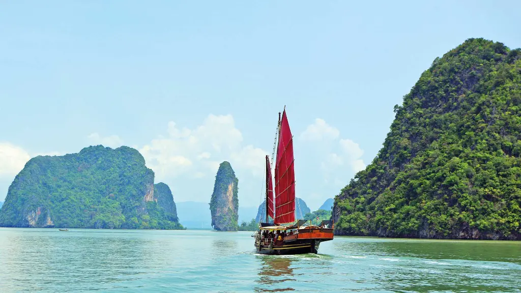 Vietnam-und-Kambodscha-Schiff-mit-rotem-Segeln-Halong