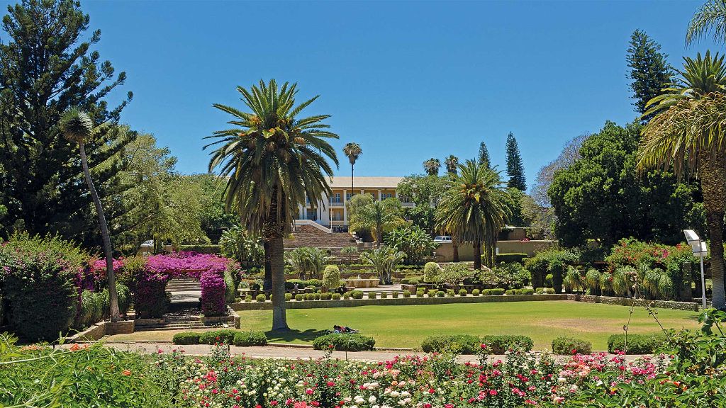 Afrika  Magisches Namibia - Prächtige Gärten umgeben das Parlamentsgebäude