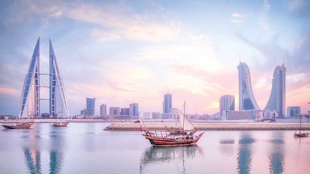 Bahrain  Die Perle im arabischen Golf - Traditionelle Boote vor der Skyline Manamas