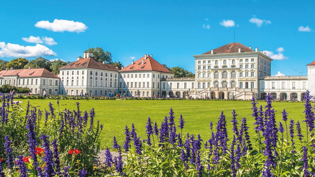 Deutschland  München Weltstadt mit Herz & königliches Seenland - Schloss Nymphenburg