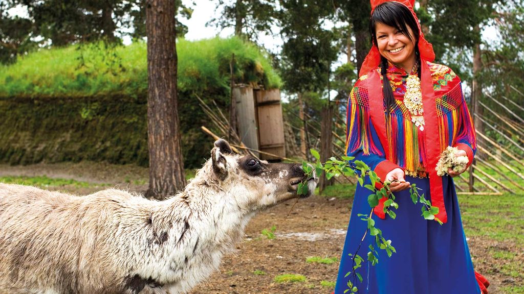 Nordkap & Lofoten Traditionelle Tracht der Samen