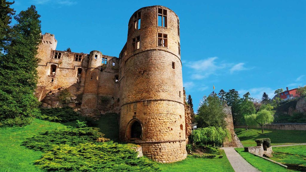 Benelux Zu Besuch bei unseren königlichen Nachbarn - Ruine Beaufort in Luxemburg
