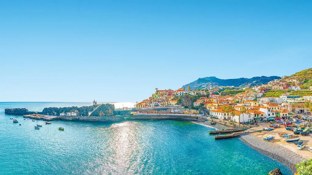 Blütenzauber auf Madeira Hafen des Fischerdorfs Câmara de Lobos