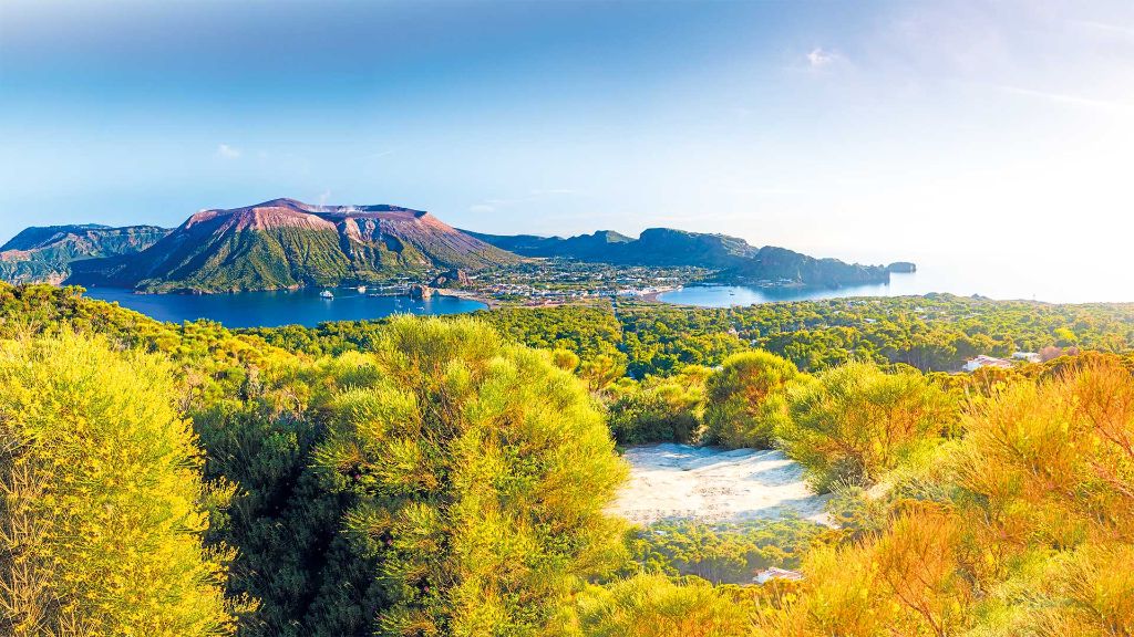 Italien Sizilien Inselgöttin unter dem Ätna - Blick auf die Liparische Insel Vulcano