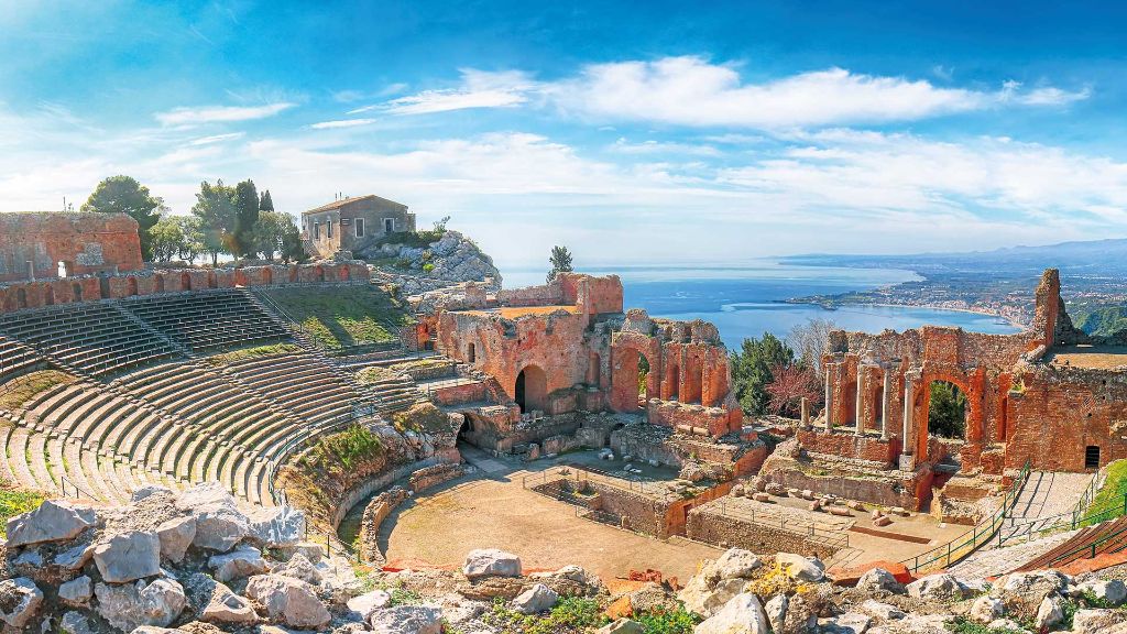 Italien Sizilien Inselgöttin unter dem Ätna - Blick vom Teatro Greco auf den Ätna