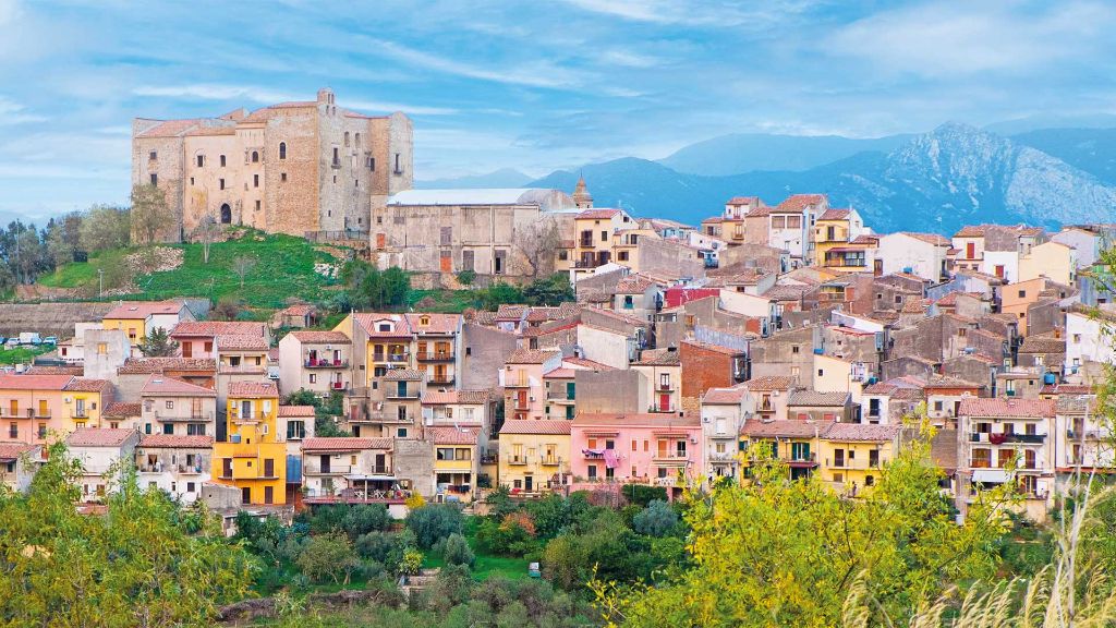 Italien Sizilien Inselgöttin unter dem Ätna - Bergstädtchen Castelbuono