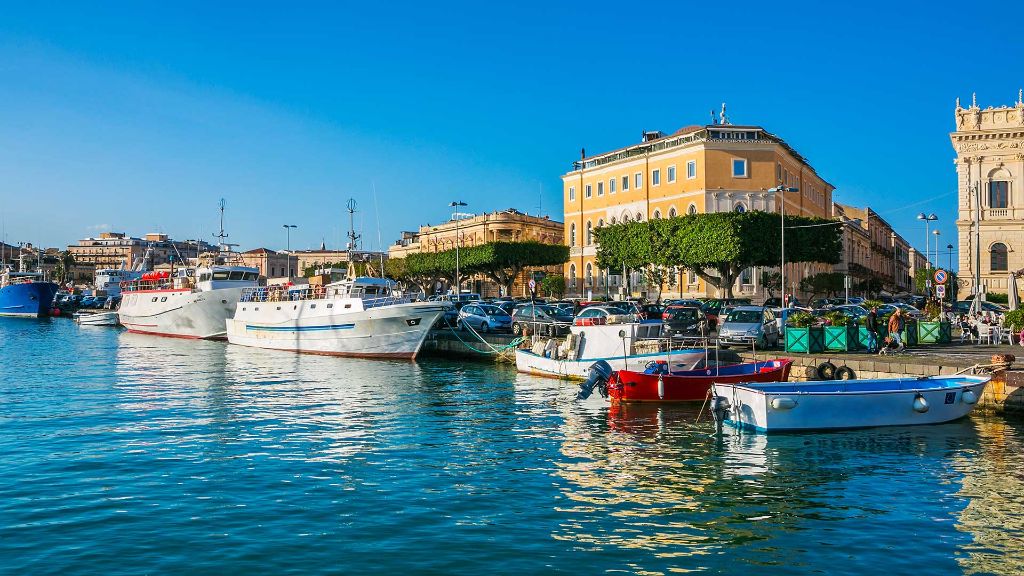 Italien Sizilien Inselgöttin unter dem Ätna - Hafen von Ortigia