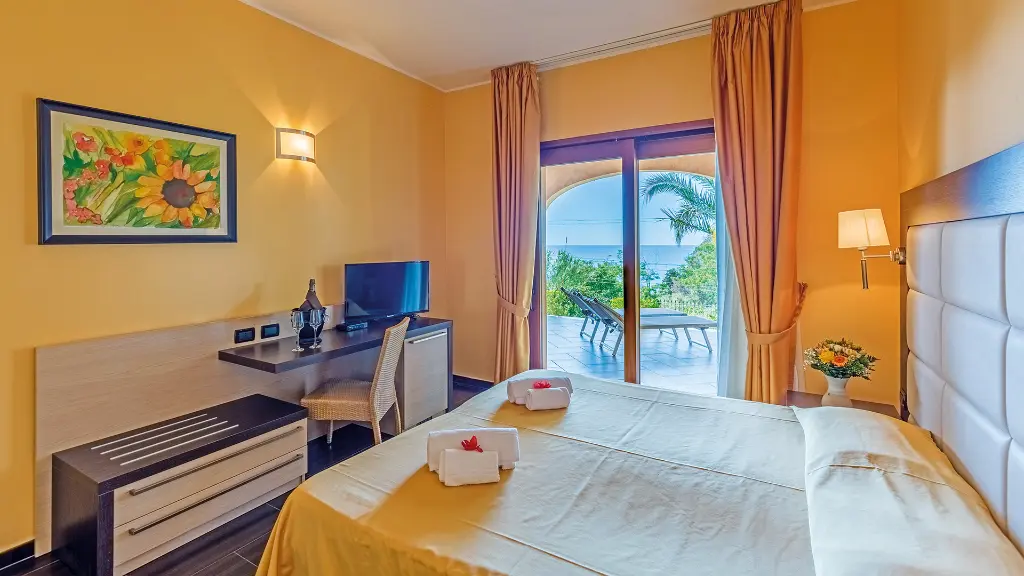 6085-88_Bella-Calabria_content_1920x1080px_3-Sterne-Hotel-Cannamele-Resort-Zimmerbeispiel