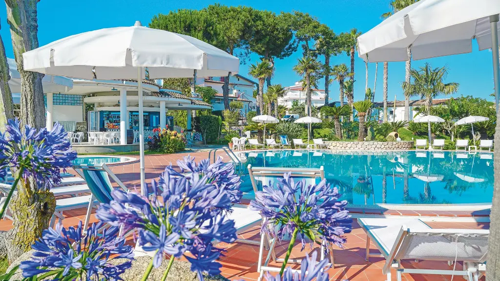 6085-88_Bella-Calabria_content_1920x1080px_3-Sterne-Hotel-Costa-Azzurra-Pool