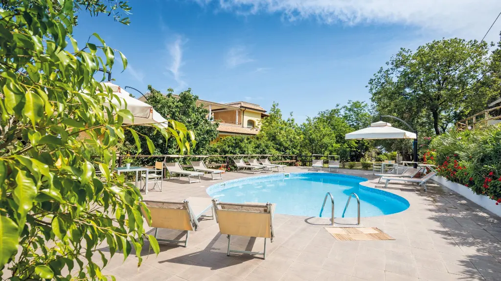 6085-88_Bella-Calabria_content_1920x1080px_4-Sterne-Hotel-Cannamele-Resort-Pool