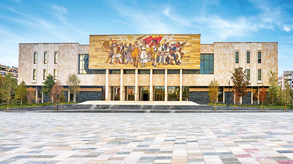 Griechenland, Albanien & Nordmazedonien - Nationalmuseum in Tirana