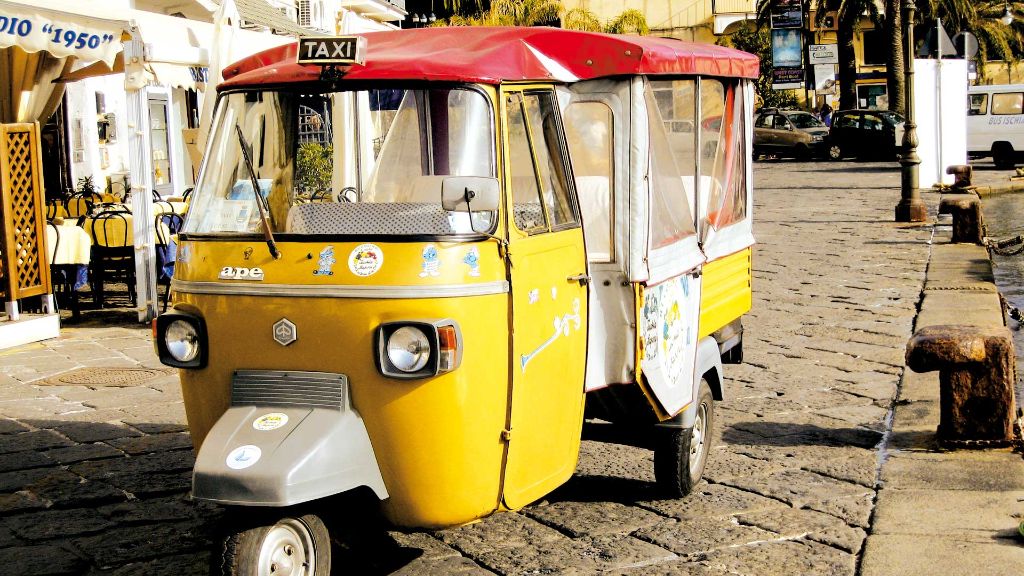 Ischia Thermalperle im Golf von Neapel Ape, das bienenfleißige Rollermobil