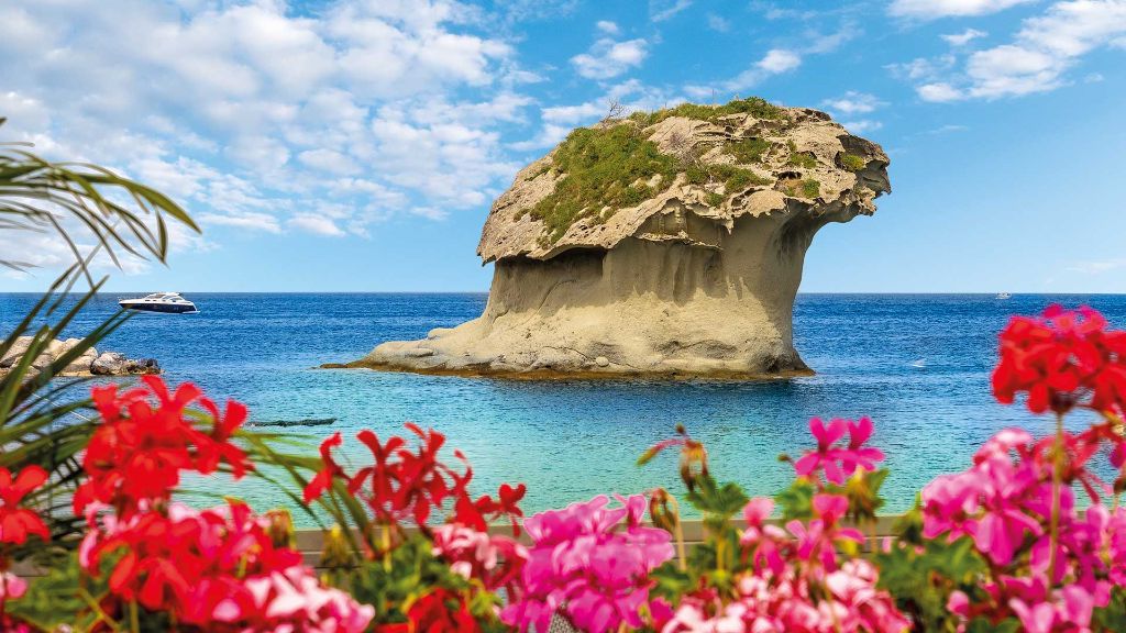 Ischia Thermalperle im Golf von Neapel Pilzfelsen im Hafen von Lacco Ameno