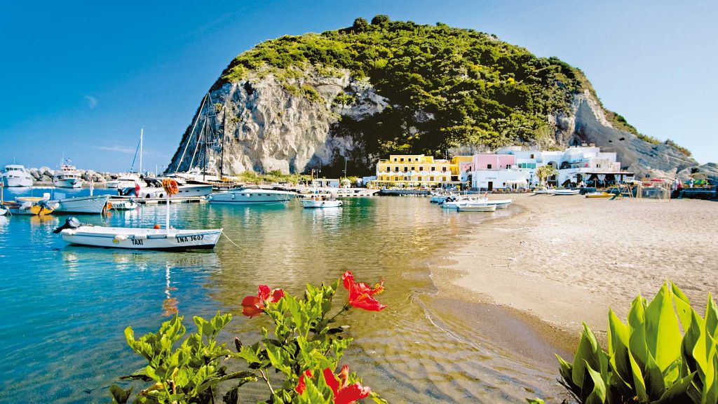 Ischia Thermalperle im Golf von Neapel Strand von Sant'Angelo