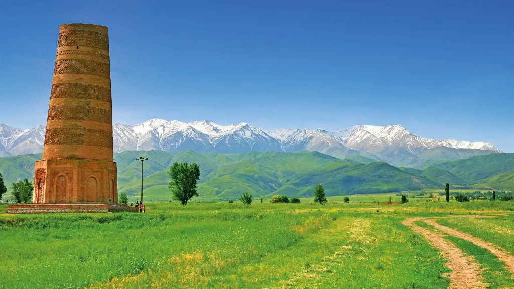 Schätze der Seidenstraße Burana-Turm vor dem Tian Shan Gebirge