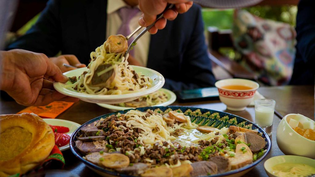 Schätze der Seidenstraße Traditionelles Kirgisisches Abendessen