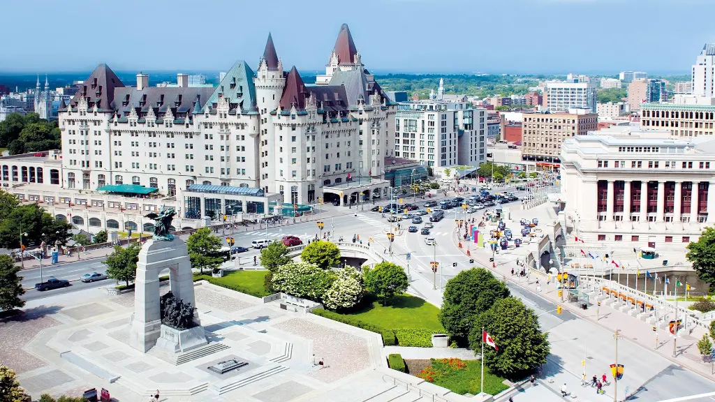 5882_Goldener_Herbst_Kanadas_Osten_Content_Chateau-Laurier_ottawa