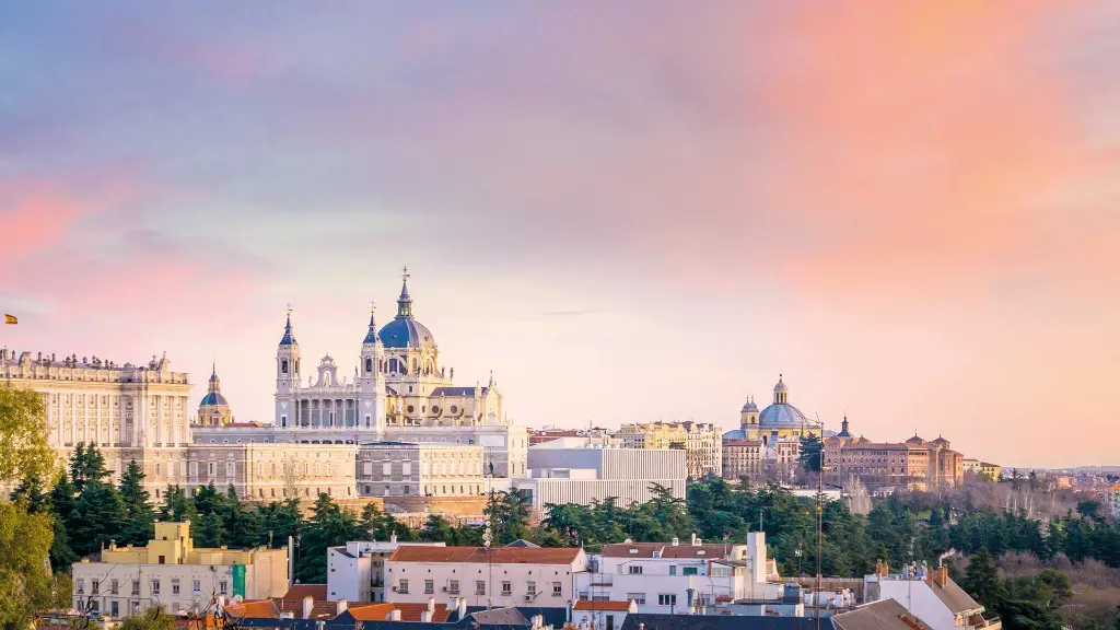 Spanien Städte-Erlebnis Madrid - Blick auf die Almudena-Kathedrale