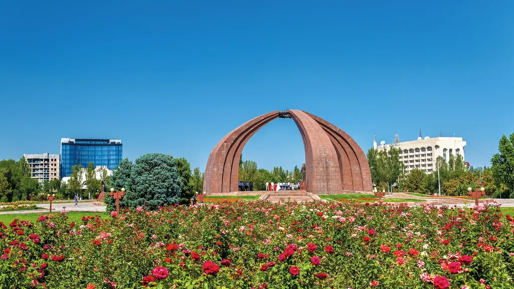 6010-11_schaetze-der-seidenstrasse_leonid_andronov_siegesdenkmal-in-bischkek
