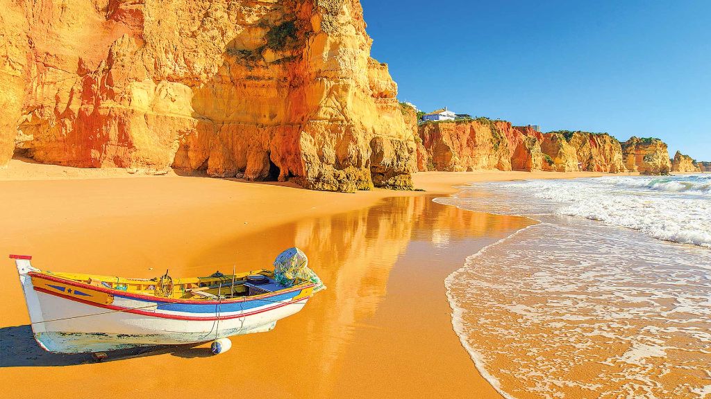 Glanzlichter Portugals Ruderboot am Strand