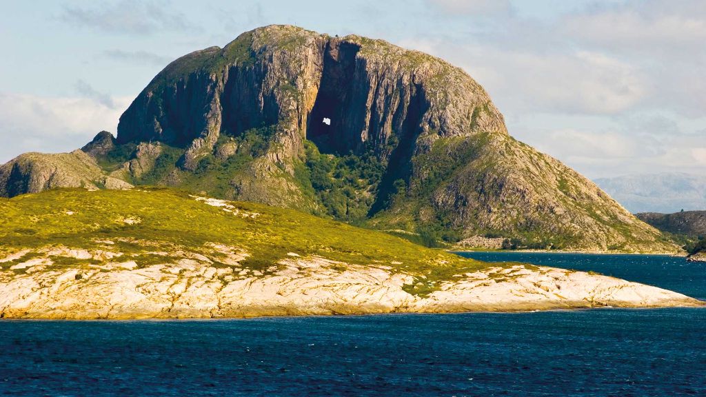 Küstenzauber Norwegens  - Torghatten – der Berg mit dem Loch