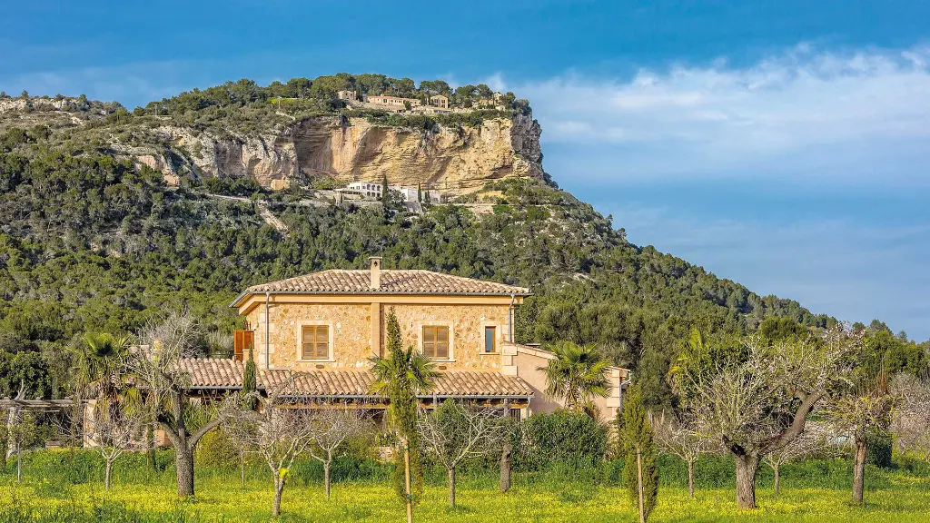 Spanien Zauberhafte Mandelblüte auf Mallorca - Blick auf den Puig de Randa