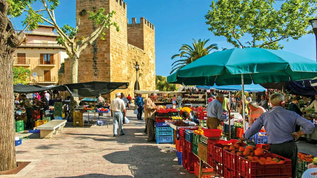 Spanien Zauberhafte Mandelblüte auf Mallorca - Markt in Alcúdia