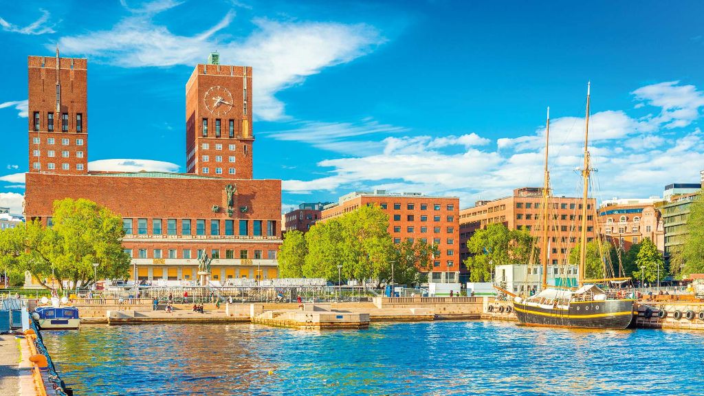 Skandinanische Städteerlebnisse - Blick auf Rathaus & Hafen von Oslo