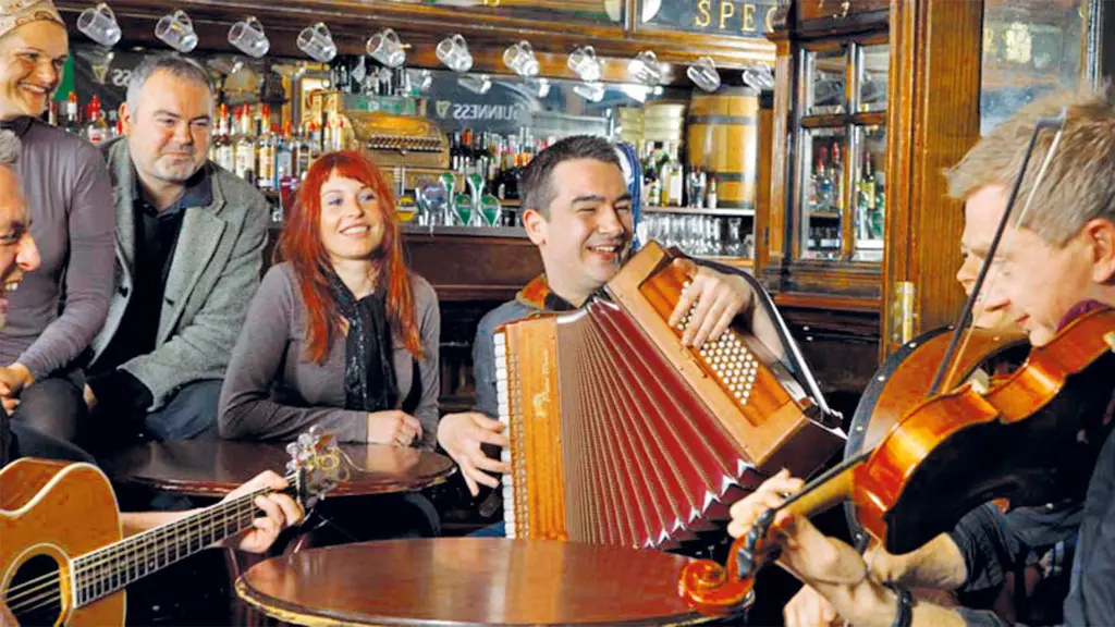 Irland für Entdecker-Besuch eines Musik-Pubs