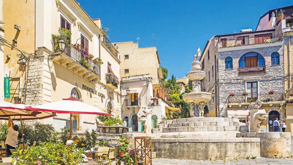 Sizilien_Inselgoettin-unter-dem-Aetna_Altstadt-Taormina