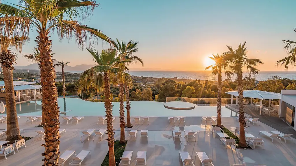 Sizilien_Inselgoettin-unter-dem-Aetna_Infinity-Pool-Costa-verde