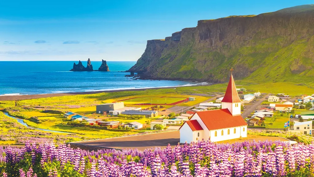 6653_Sagenhaftes-Island_content_1920x1080px_Aussicht auf Basaltstacks Reynisdrangar, Südisland