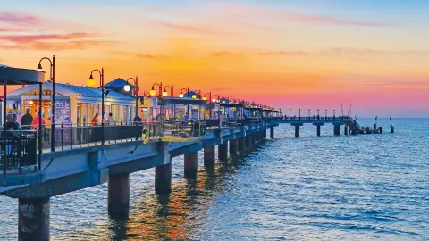 Pier im Sonnenuntergang -placeholder