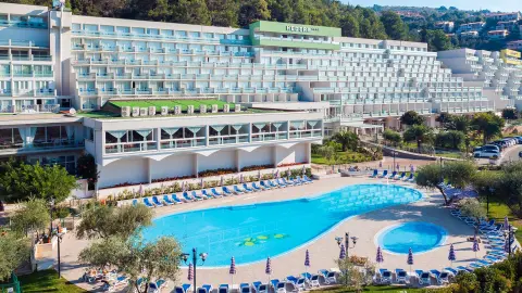 (K)urlaub-am-Mittelmeer-Hotel-Hedera-Pool-placeholder