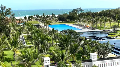 7064-65_Vietnam+Kambodscha_25_content_1920x1080px_Muine-Bay-resort_pool+garten-placeholder