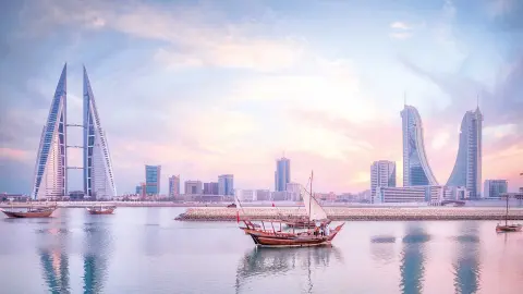 Bahrain  Die Perle im arabischen Golf - Traditionelle Boote vor der Skyline Manamas-placeholder