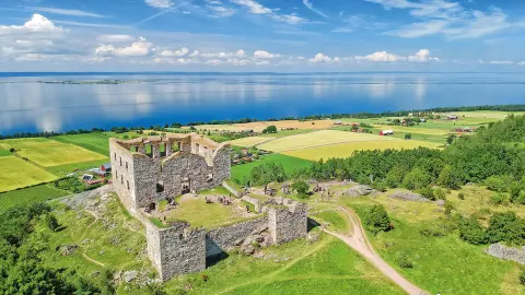 5362_einmal-rund-um-die-ostsee_content_1920x1080px_Burgruine-Brahehus-am-Vaetternsee-placeholder