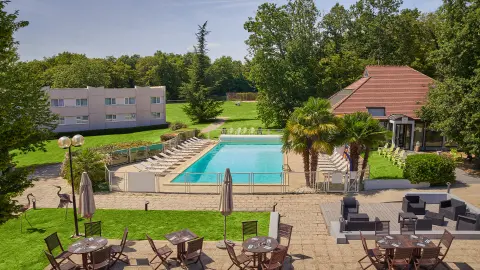 5514_Städte-Erlebnis-Paris_content_1920x1080px_Novotel-Fontainebleau_Pool-placeholder