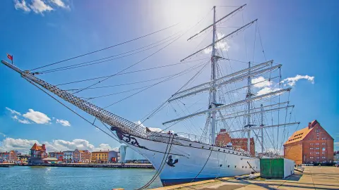 5527_Stoertebeker-Festspiele_content_1920x1080px_Gorch-Fock-im-Hafen-von-Stralsund-placeholder