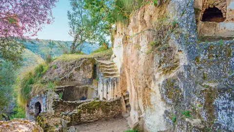 6085-88_Bella-Calabria_content_1920x1080px_Hoehlendorf_Zungri-placeholder