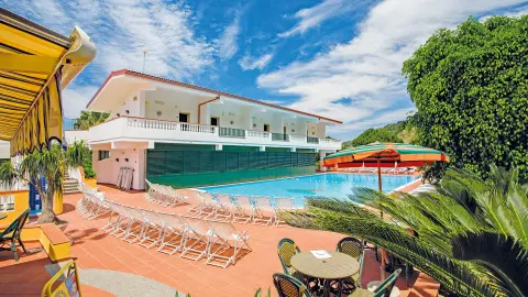 6865-68_Bella-Calabria_content_1920x1080px_4-Sterne-Hotel-Santa-Lucia_Pool-placeholder