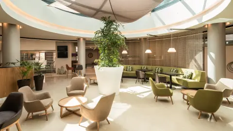 6631-Nordportugal-&-Galicien_content_1920x1080px_Hotel_Mercure-Porto-Gaia_lobby-2-placeholder