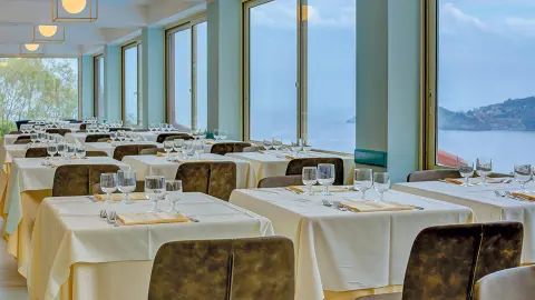 Sizilien_Inselgoettin-unter-dem-Aetna_Antares_Restaurant-placeholder